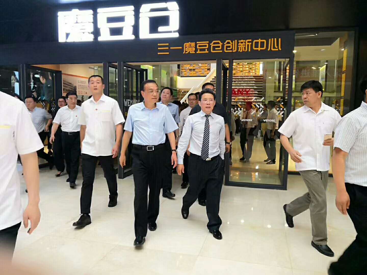 따뜻하게 총리를 환영합니다. Keqiang Lee의 CSCERAMIC 사옥 방문.